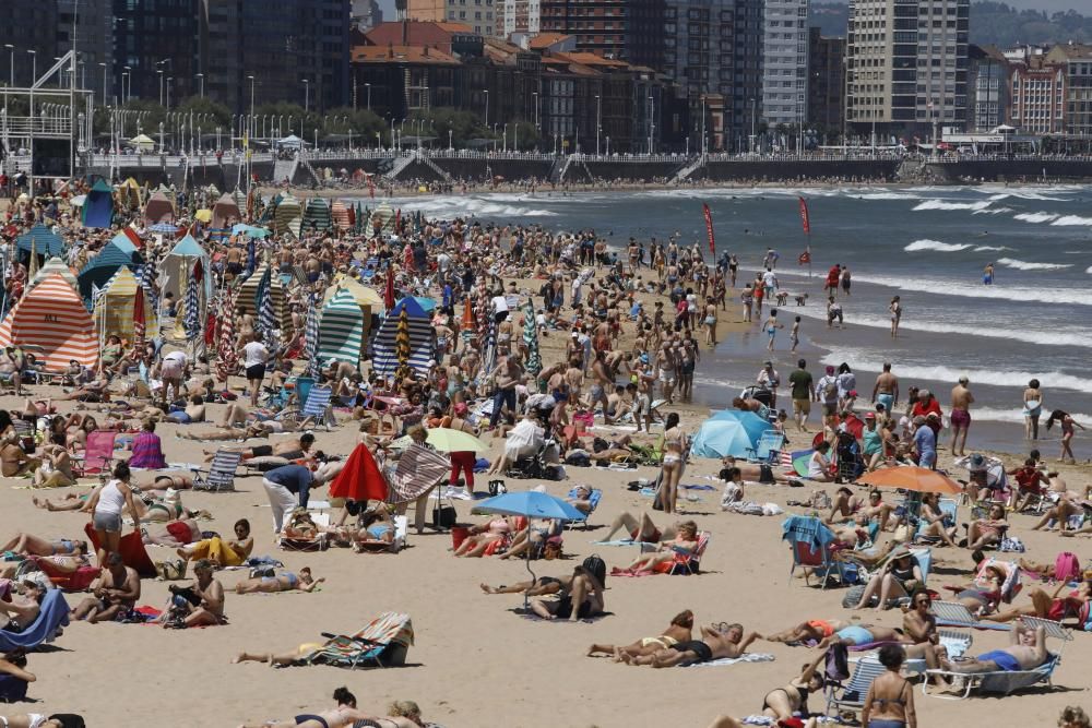 El primer fin de semana de verano llena las playas