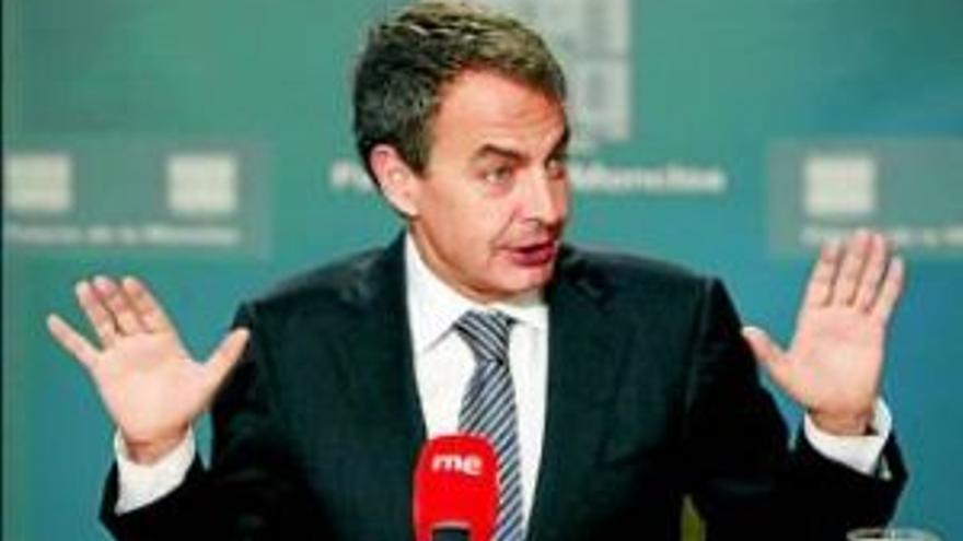 Zapatero espera una &quot;señal&quot; de los sindicatos para empezar a hablar