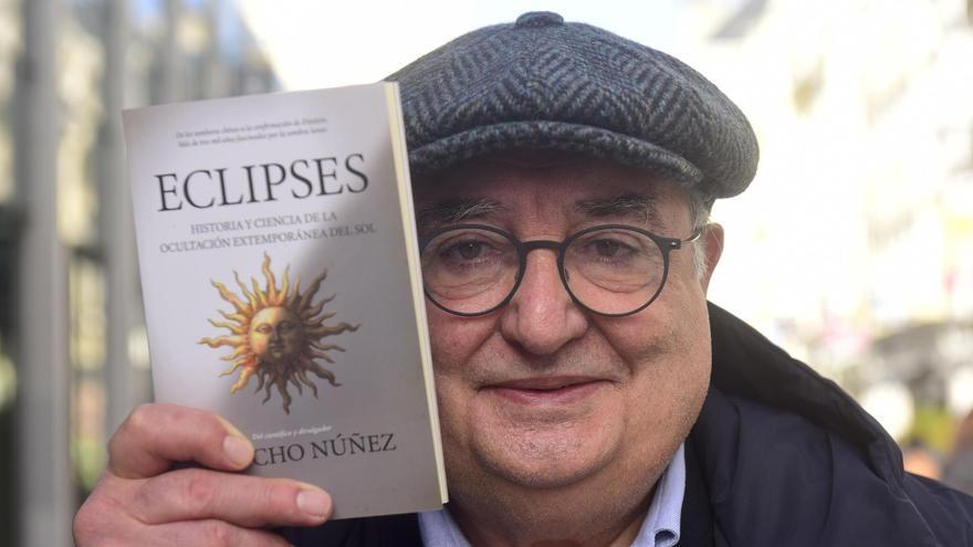 El coruñés Ramón Núñez publica un libro sobre los eclipses: "En la antigüedad tiraban flechas al cielo para que volviera el sol"