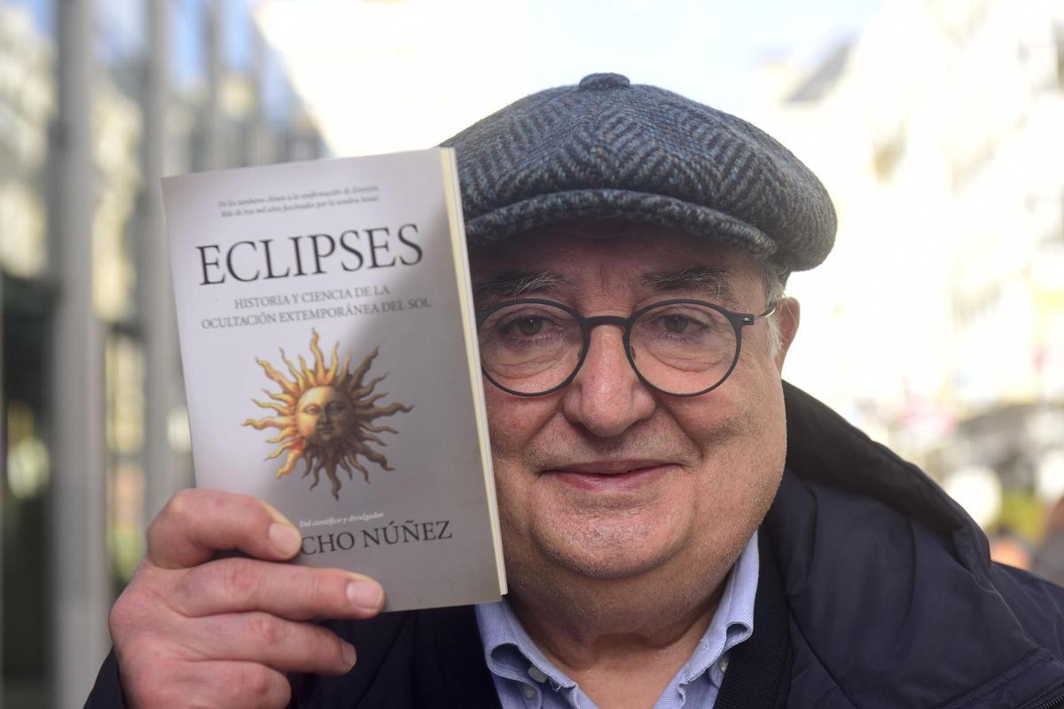Ramón Núñez Centella con su libro en la plaza de Lugo