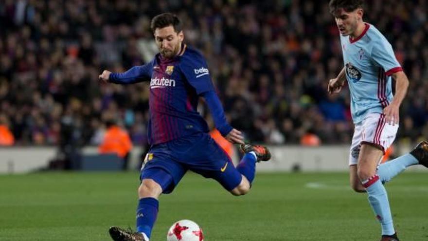 Leo Messi remata a porteria davant la mirada del migcampista del Celta Jozabed.