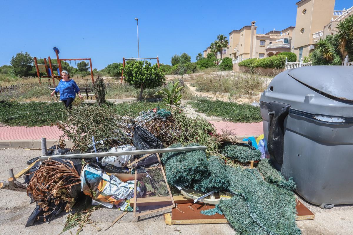 Parques en Orihuela Costa con deficiencias en el mantenimiento