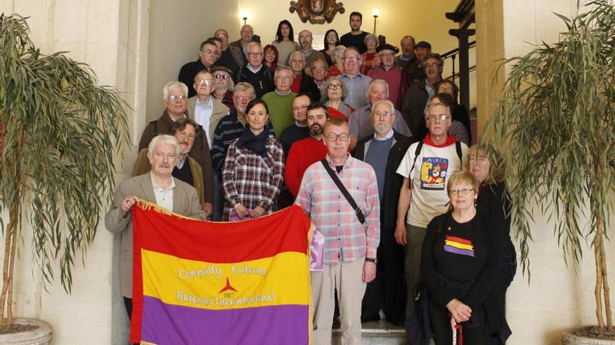 Los visitantes galeses en la escalinata del Ayuntamiento