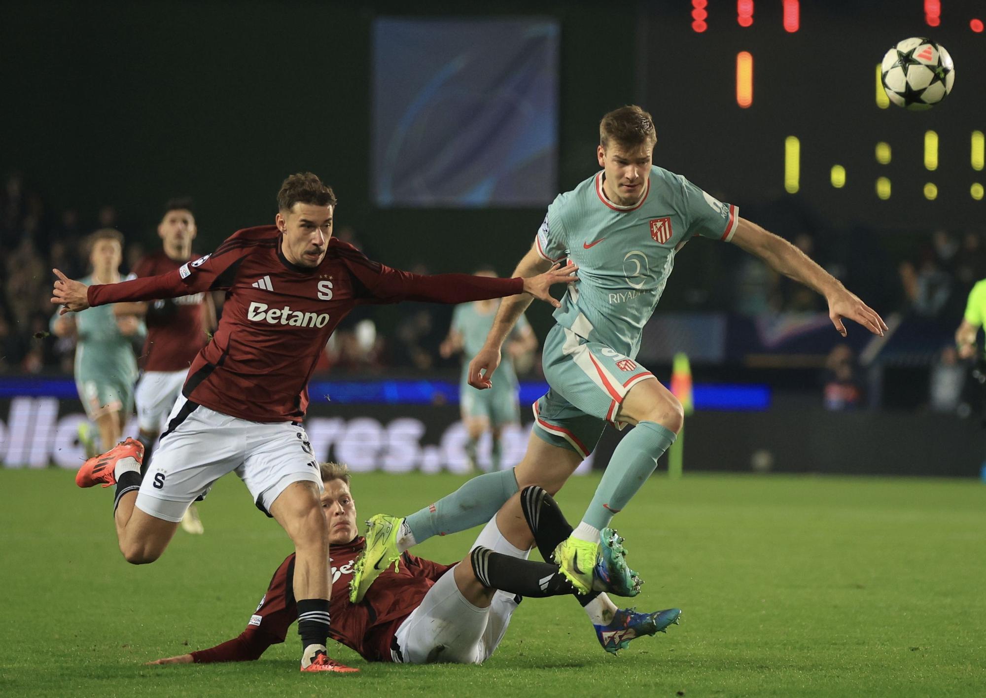 Prague (Czech Republic), 26/11/2024.- Sparta's Matej Rynes (L) in action against Atletico Madrid's Alexander Sorloth during the UEFA Champions League match between Sparta Prague and Atletico Madrid in Prague, Czech Republic, 26 November 2024. (Liga de Campeones, República Checa, Praga) EFE/EPA/MARTIN DIVISEK