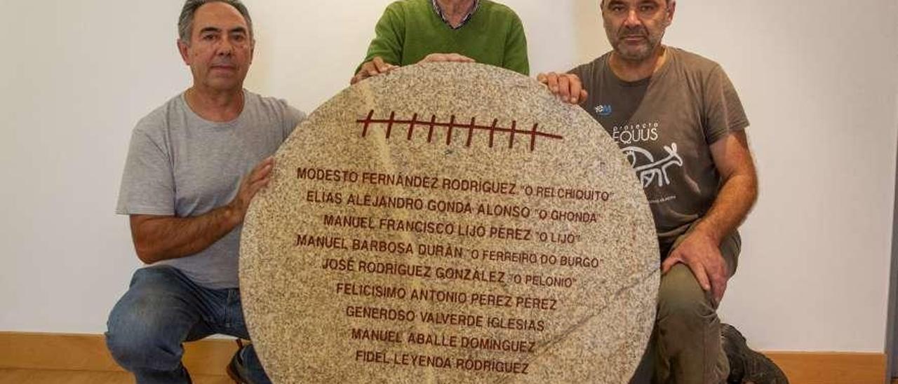 Los directivos del IEM Xilberte Manso, Xulián Maure y Xosé Lois Vilar muestran la placa que lleva una década guardada en el local del colectivo. // Ricardo Grobas