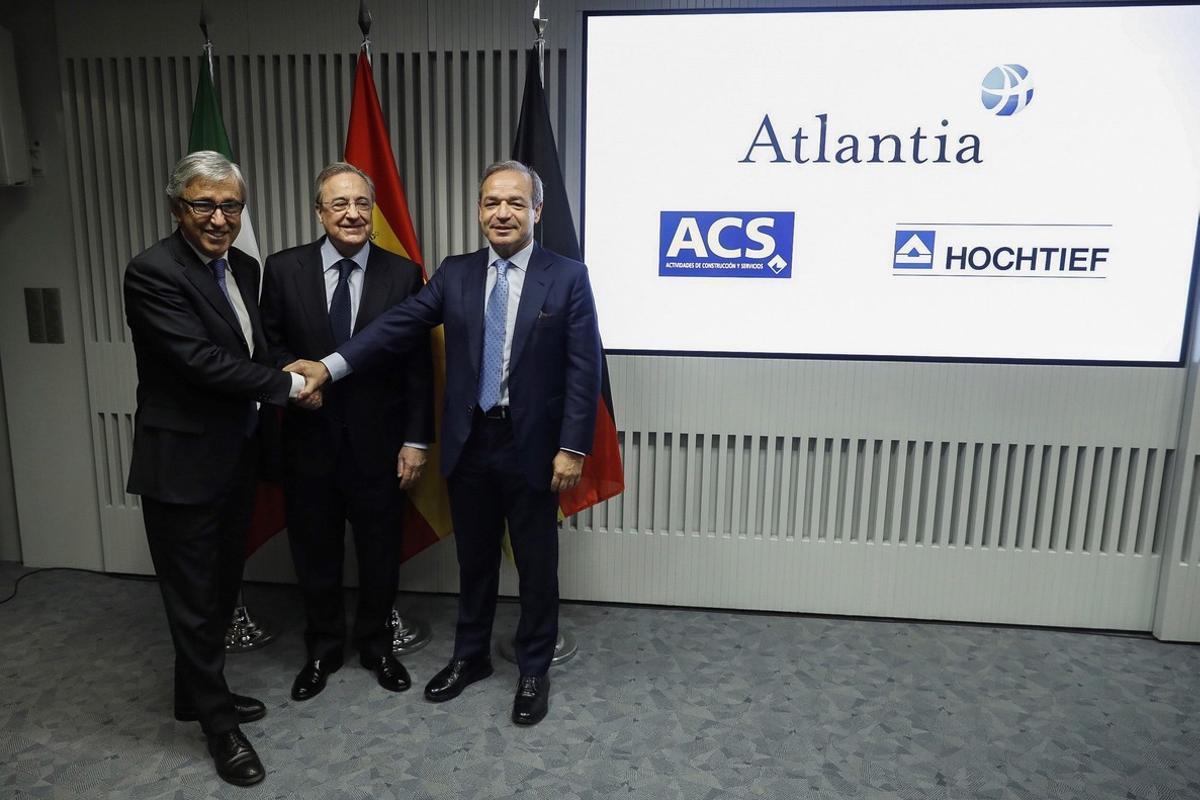 -FOTODELDIA-GRAF2595. MADRID, 15/03/2018.- El presidente de ACS, Florentino Pérez (c); el consejero delegado de Atlantia, Giovanni Castelluci (i), y el presidente de Hochtief, Marcelino Fernández Verdes (d), durante la rueda de prensa ofrecida hoy para explicar los detalles de su oferta conjunta por la totalidad de las acciones de la concesionaria de autopistas Abertis. EFE/Emilio Naranjo