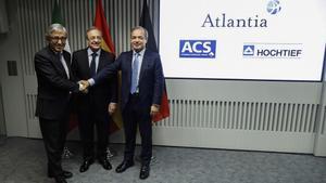 -FOTODELDIA-GRAF2595. MADRID, 15/03/2018.- El presidente de ACS, Florentino Pérez (c); el consejero delegado de Atlantia, Giovanni Castelluci (i), y el presidente de Hochtief, Marcelino Fernández Verdes (d), durante la rueda de prensa ofrecida hoy para explicar los detalles de su oferta conjunta por la totalidad de las acciones de la concesionaria de autopistas Abertis. EFE/Emilio Naranjo