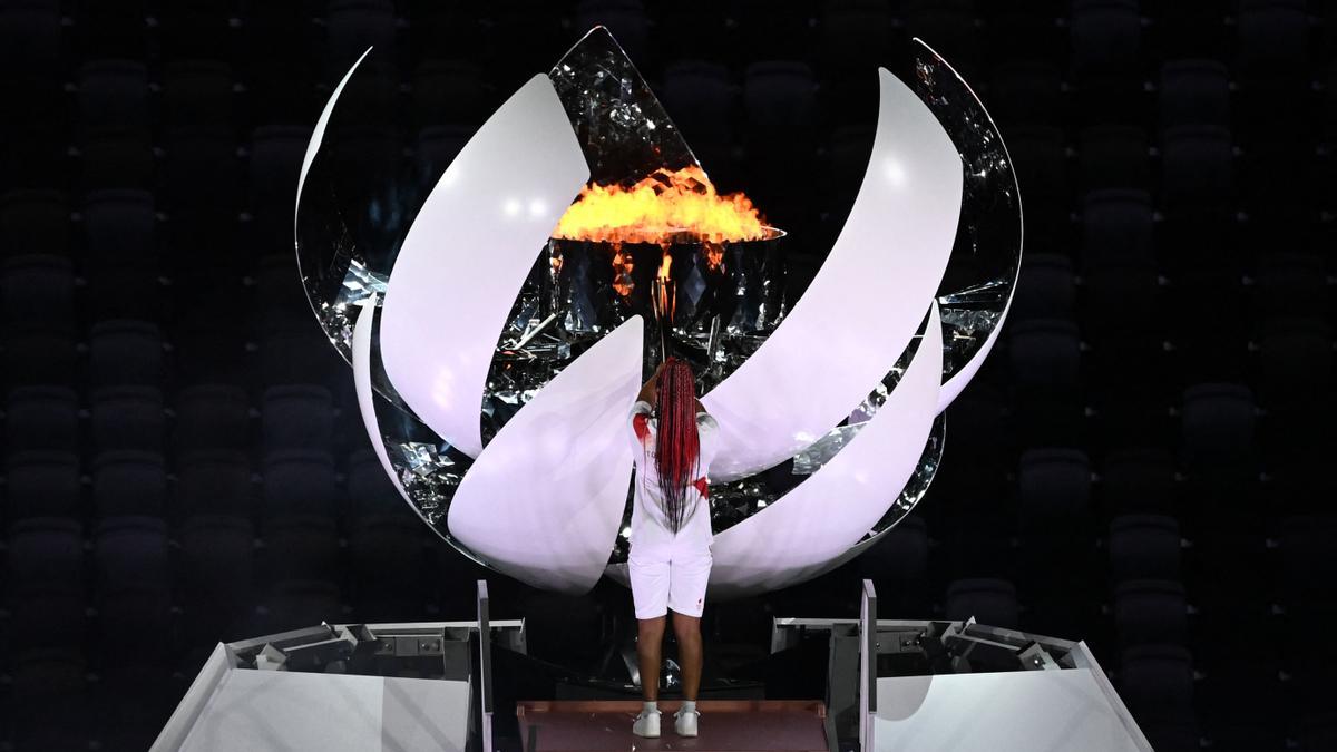Naomi Osaka en el momento de encender el pebetero olímpico.