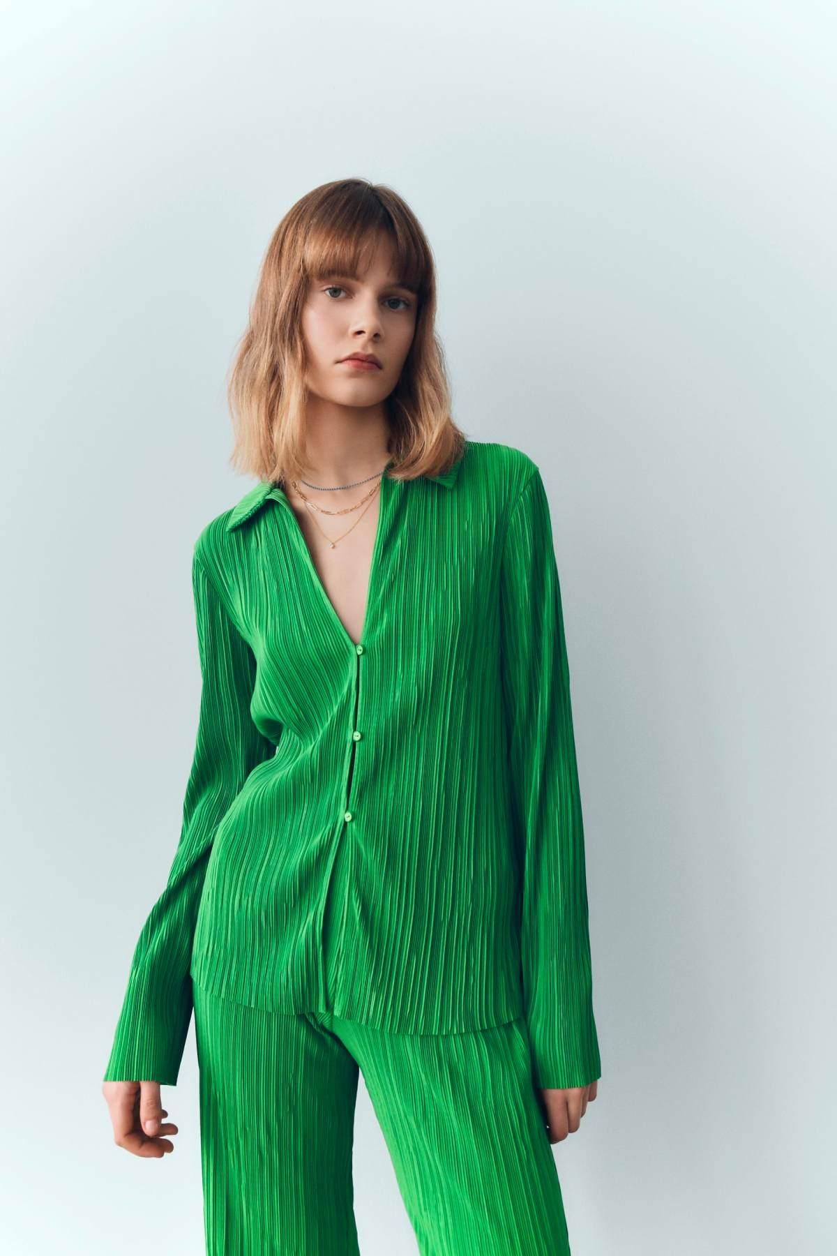 Camisa plisada con botones de Zara