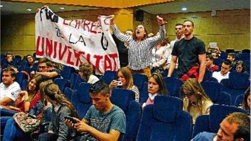 Els estudiants van interrompre la conferència de Felipe González durant vint minuts.