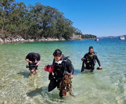 Isaac Cabaleiro, instructor este verano, con un buceador, en la limpieza de fondos marineros en Arneles.