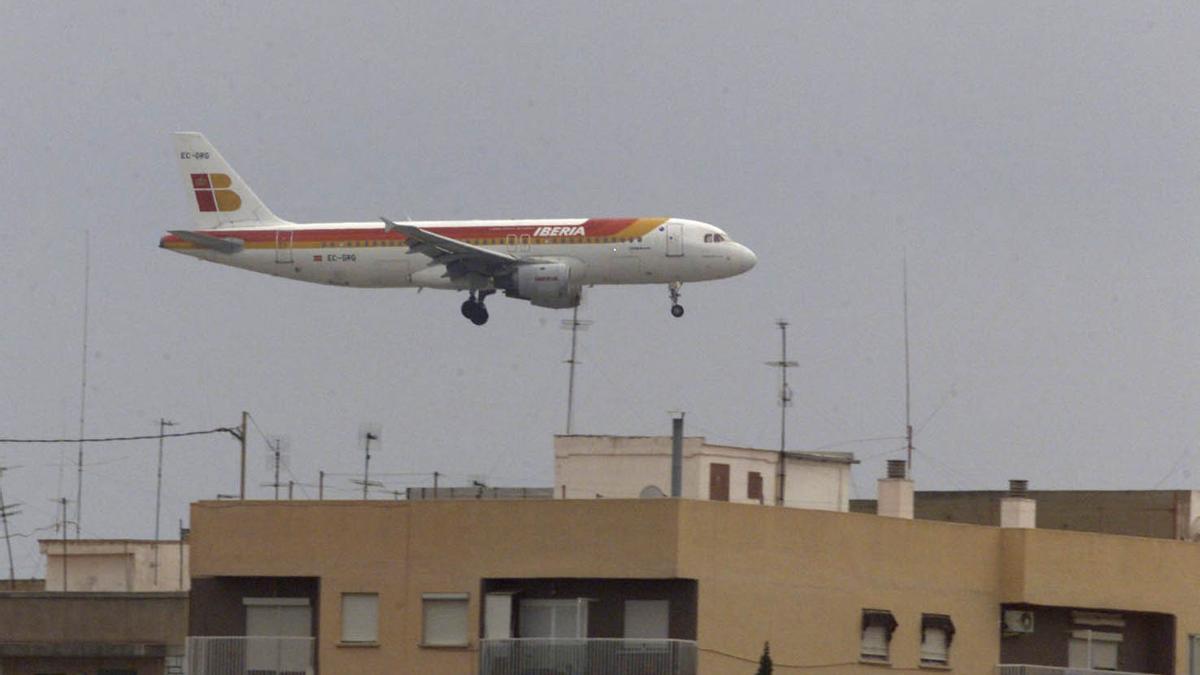 Un avión pasa cerca de las viviendas de la comarca.