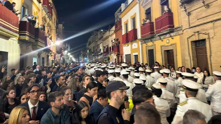 Vídeo | Llega la Banda de Cornetas y Tambores del Santísimo Cristo de las Tres Caídas a la calle Pureza