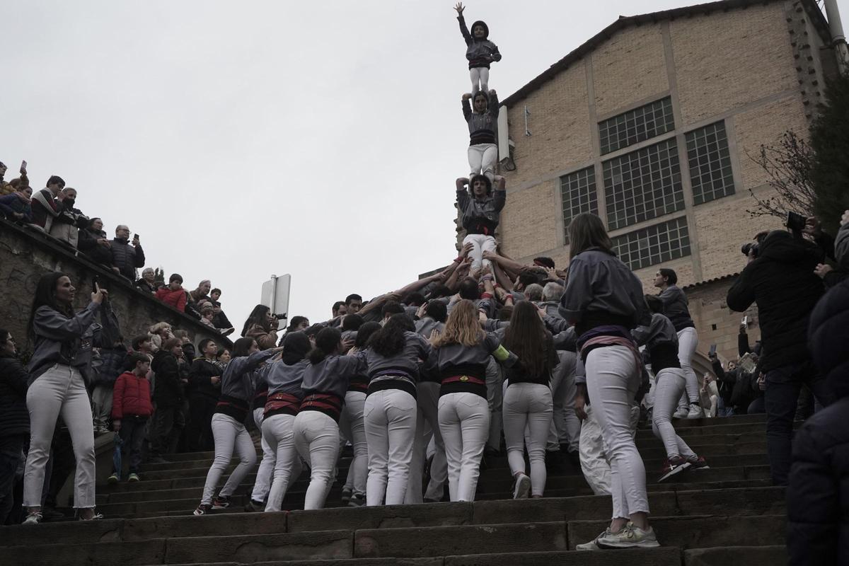 La pujada i baixada del pilar de quatre dels Tirallongues per la Festa de la Llum