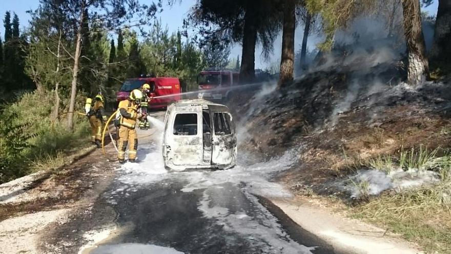 Los bomberos en plena extinción del fuego