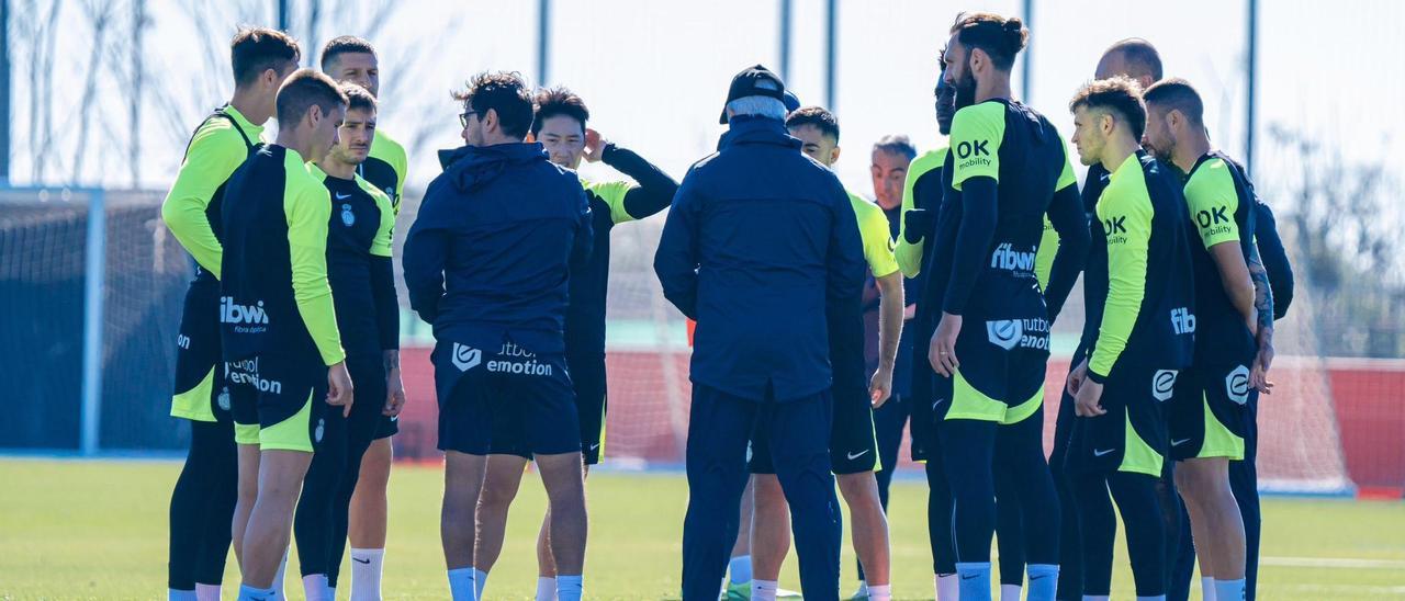 Charla de Aguirre a los futbolistas en Son Bibiloni.