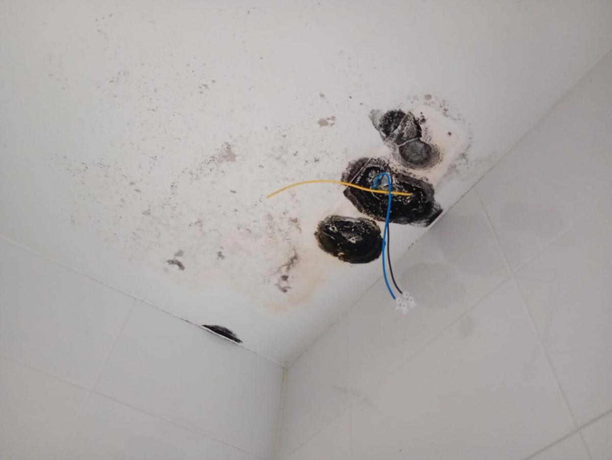 Humedades en los vestuarios.