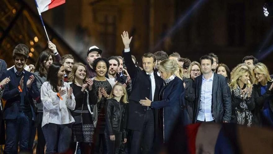 Emmannuel Macron celebra su victoria junto a su mujer y un grupo de seguidores.