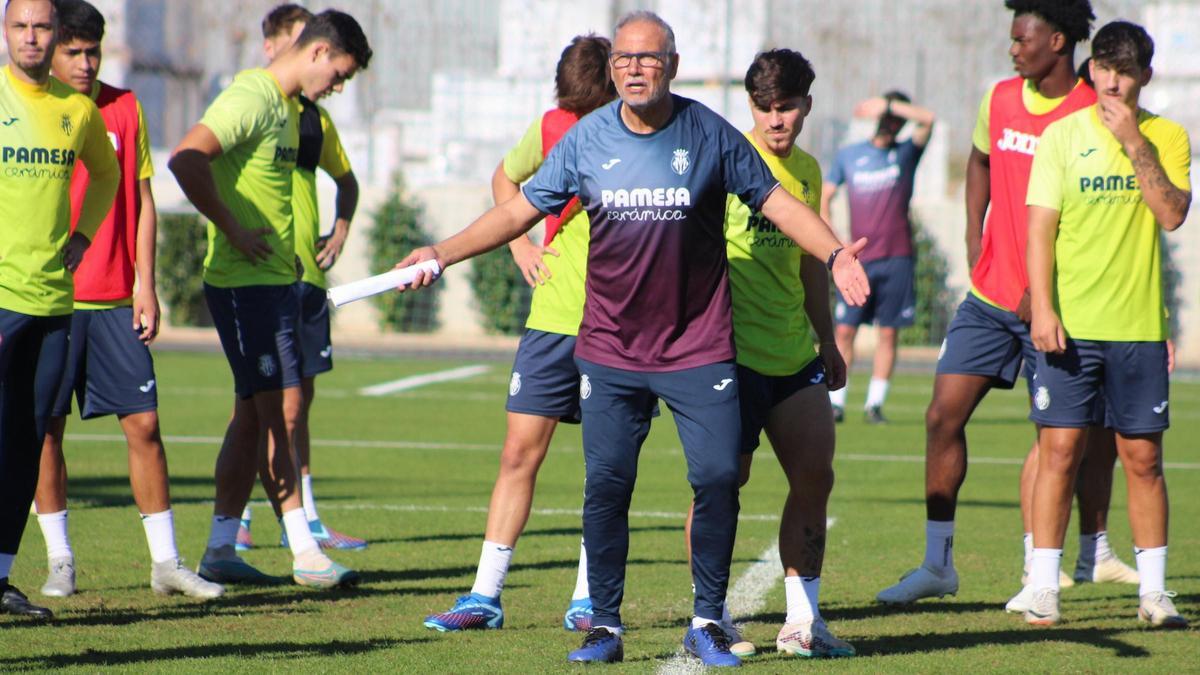 Miguel Álvarez, técnico del Villarreal B, da instrucciones durante un entrenamiento de esta temporada.