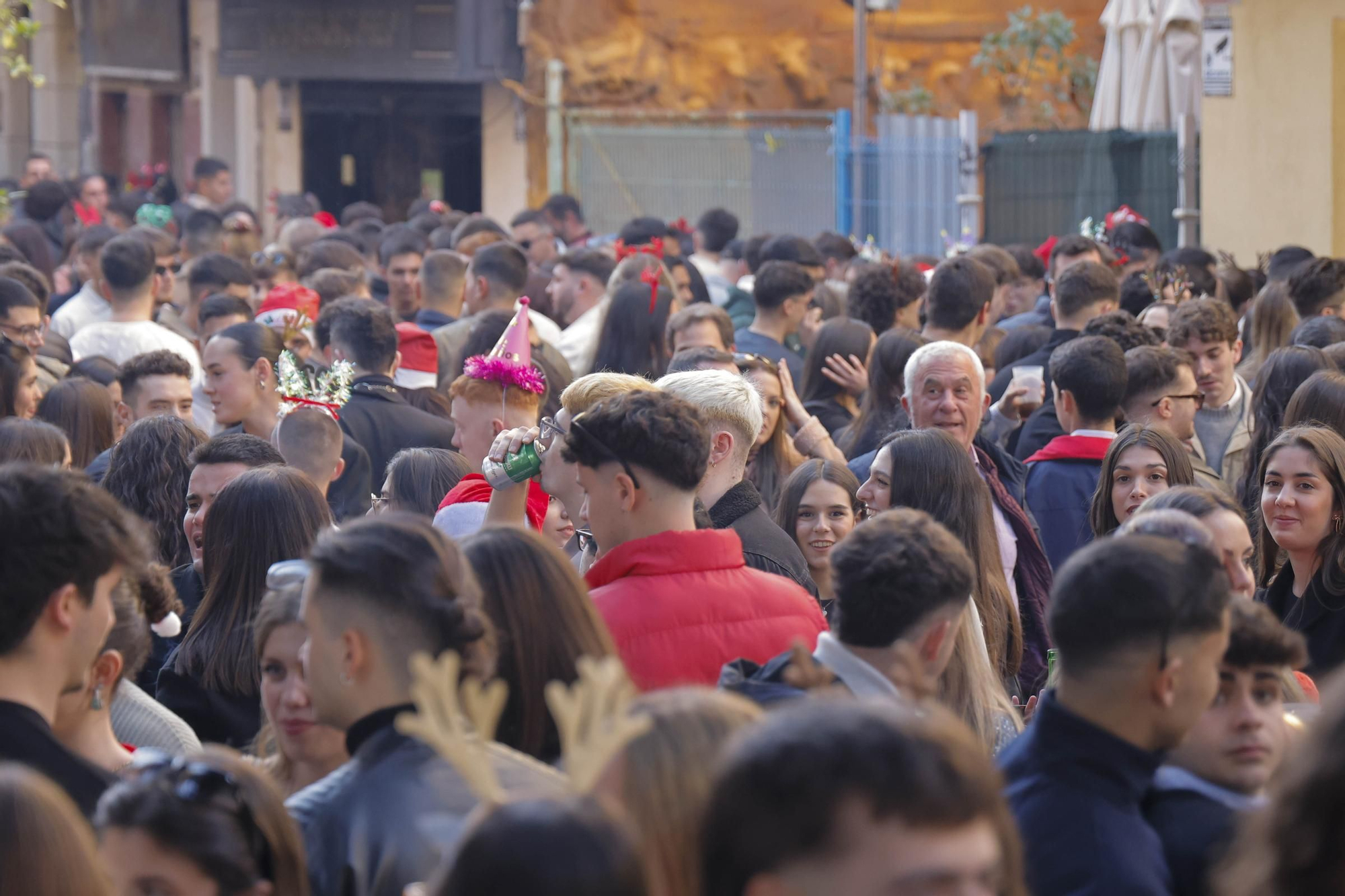 Las calles de Cartagena vibran con el 'tardeo' de Nochebuena