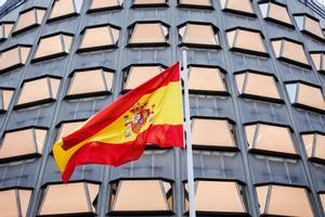 Bandera de España en el Tribunal Constitucional el día en que toman posesión de su cargo los nuevos magistrados del TC