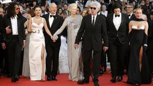 Jim Jarmusch (pelo blanco, gafas de sol y americana con guiño vaquero), con los actores de ’The dead don’t die’ Chloe Sevigny, Selena Gomez, Adam Driver, Bill Murray y Tilda Swinton, en Cannes, este martes.