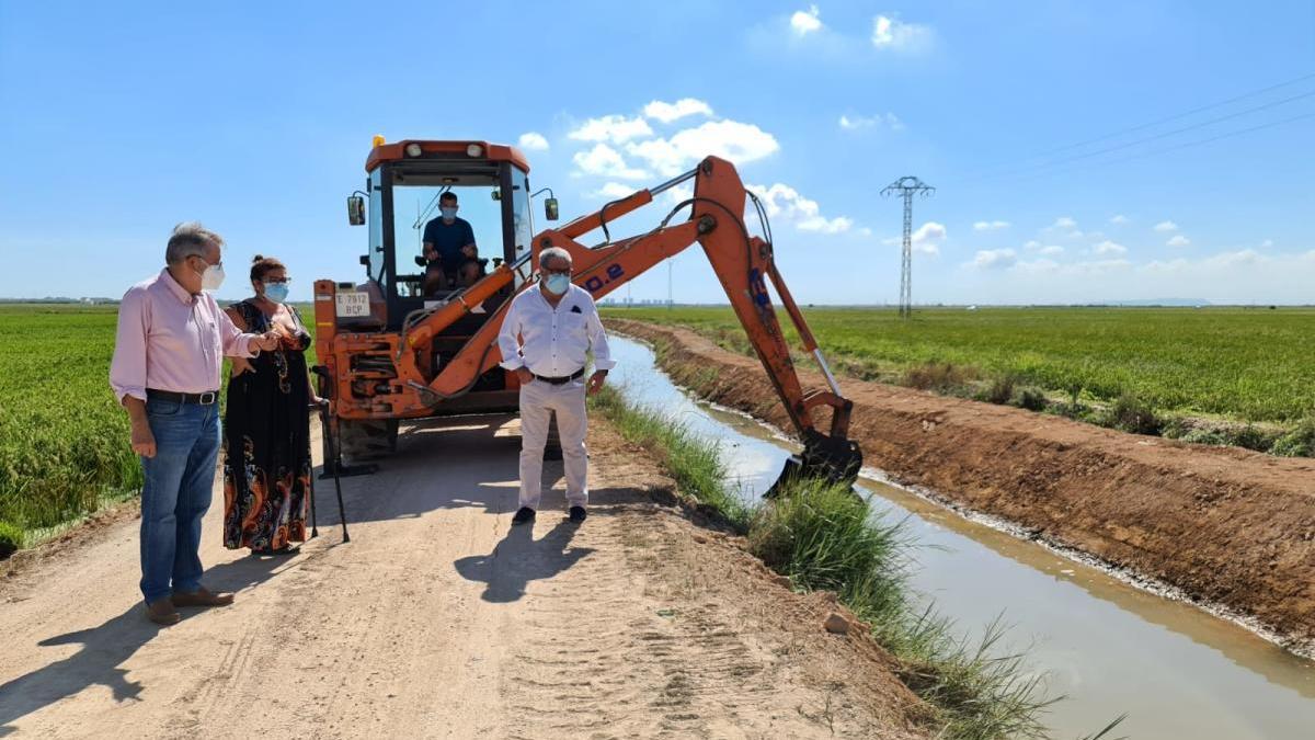 Albal repara el margen de la acequia de la Font para proteger los arrozales