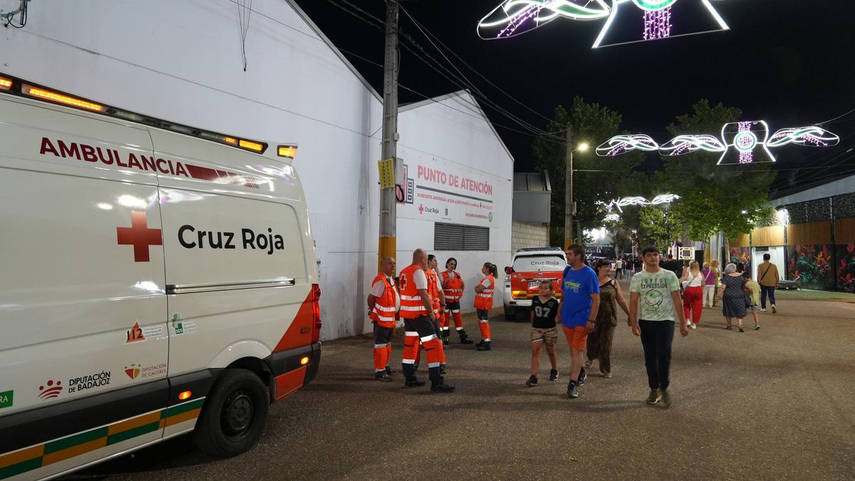 Efectivos de Cruz Roja Extremadura en el recinto ferial de Badajoz.