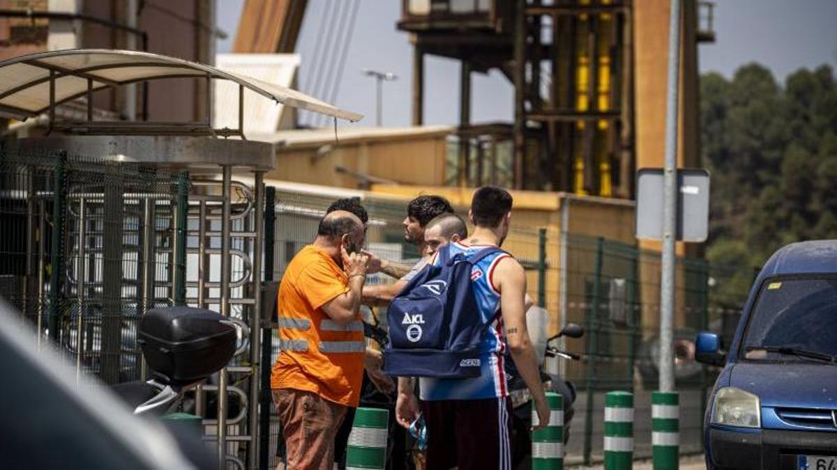Companys del miner mort ahir, abandonant les instal·lacions de Cabanasses després de l'accident