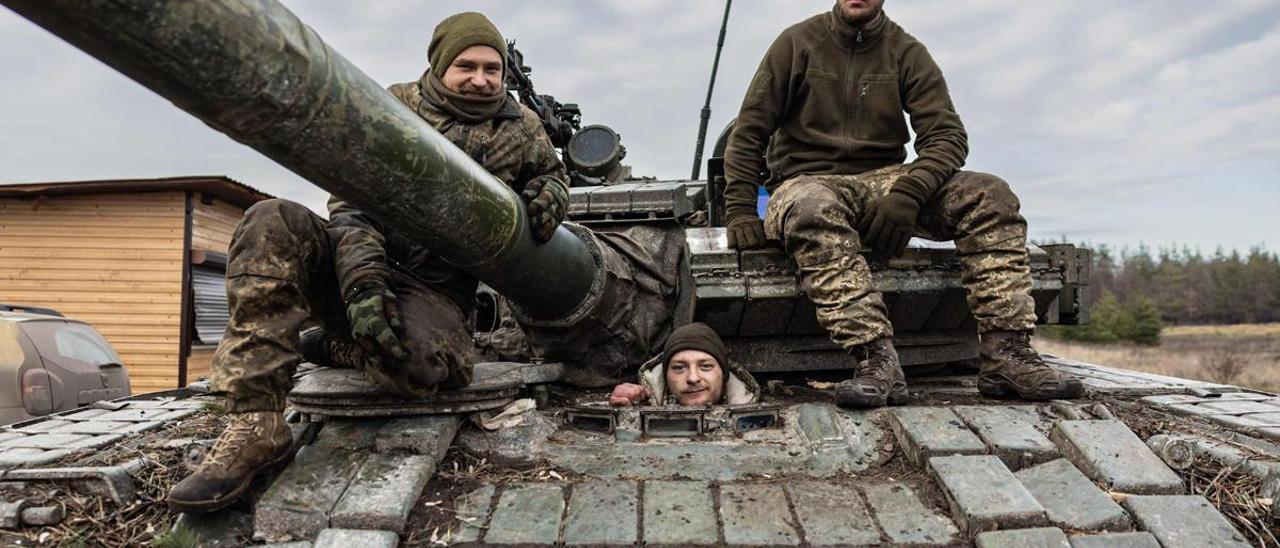 Soldados ucranianos posan en un tanque T-80 en una ubicación sin determinar, en el este de Ucrania. /