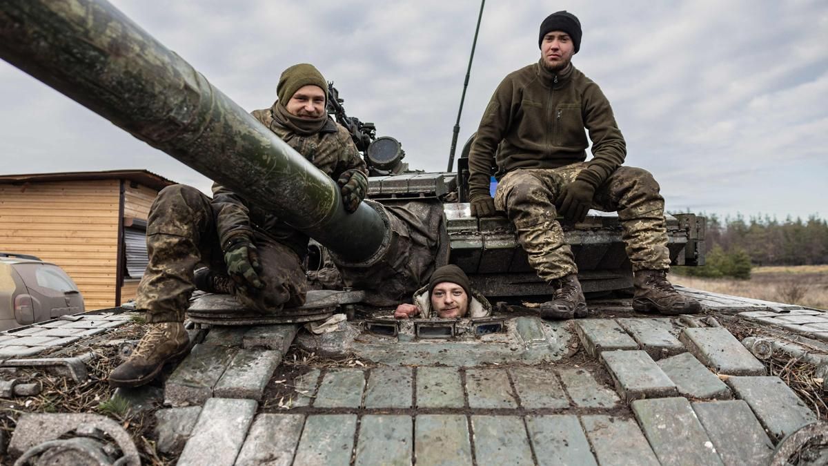 Soldados ucranianos posan en un tanque T-80 en una ubicación sin determinar, en el este de Ucrania. /