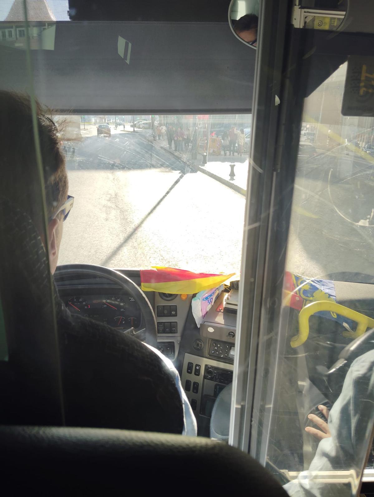 Cada día, miles de personas cogen el autobús por la falta de metro.