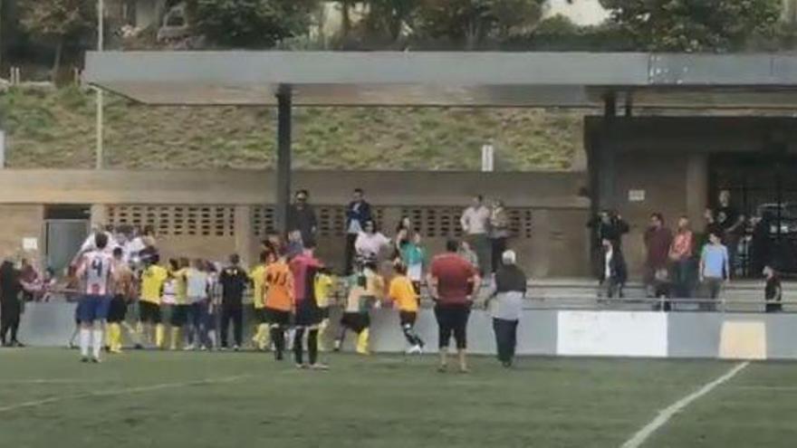 VÍDEO:  Batalla campal en un partido de Segunda División catalana