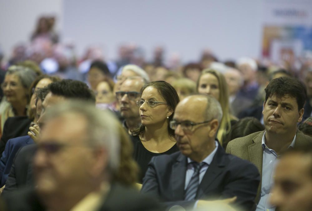 Decenas de profesores y alumnos del CEU, germen de la Universidad de Alicante, se reencuentran en un emotivo acto organizado en el campus.