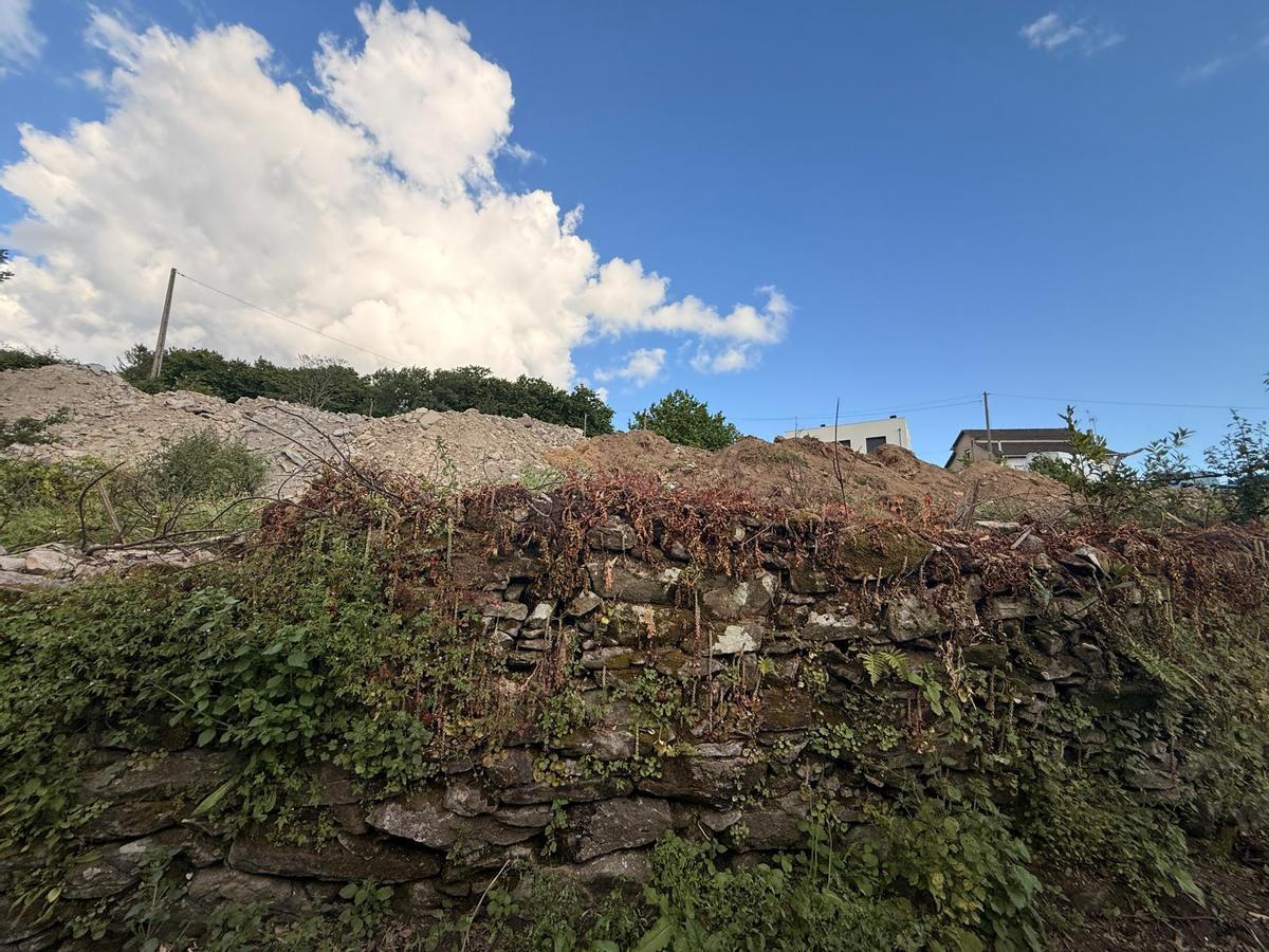 Los vecinos temen que colapse un antiguo muro de piedra.