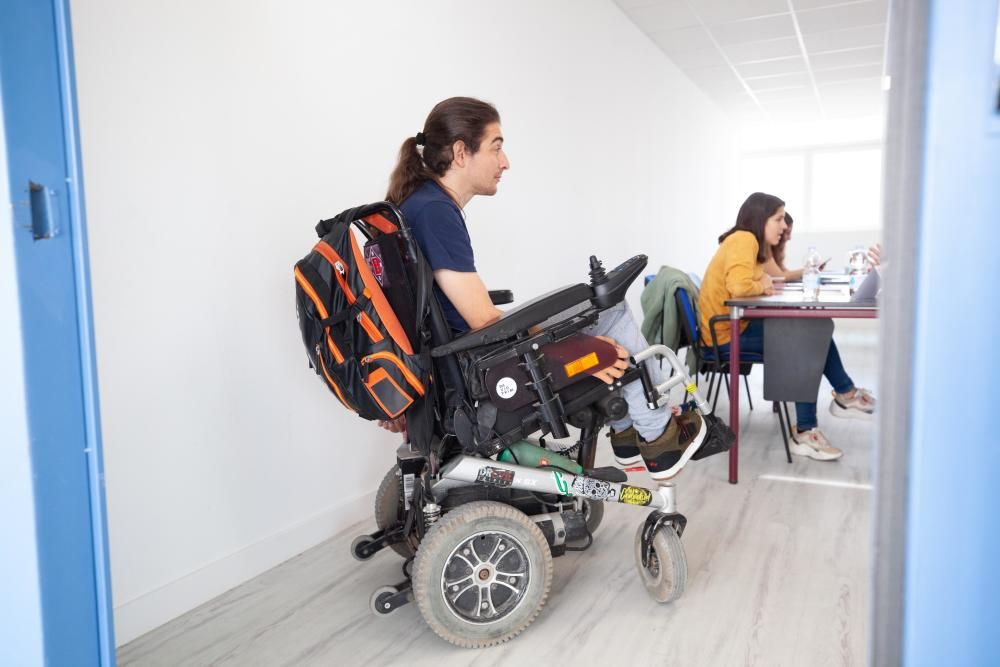 El centro polivalente de Cas Serres acogió a 16 empresas que buscan trabajadores y a 60 personas con diferentes tipos de discapacidad que buscan trabajo