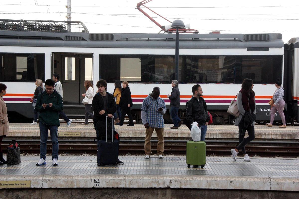 Viajeros de trenes regionales, en la estación de Tarragona