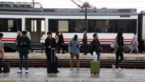 Viajeros de trenes regionales, en la estación de Tarragona