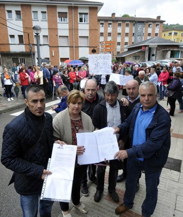 Manifestación frente al centro de salud de La Vega