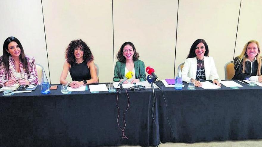 Silvia Casas,  Natacha Sujanani, Isabel Aguilar, Natalia González Brito y Vanesa Martín-Fernández Martín, durante la presentación de la campaña. |  | LP/DLP