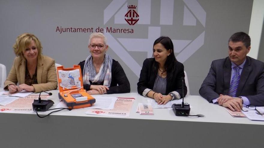 Olga Sánchez, Mercè Rosich, Ester Clusellas, de Rotary Manresa-Centre i Antoni Mayoral, de Mútua General de Catalunya, a la presentació dels desfibril·ladors