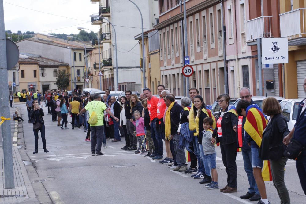 Milers de persones en la cadena humana de Sant Julià de Ramis a Aiguaviva per commemorar l'1-O