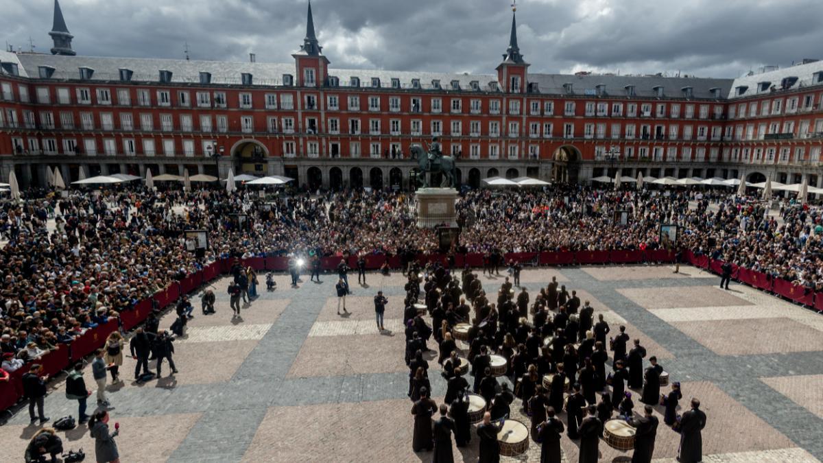 La tradicional tamborrada en el centro de Madrid pone el broche final a la Semana Santa