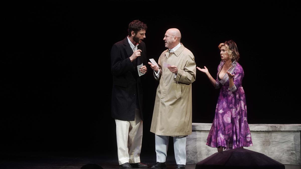 Alejandro Villanueva, Juan Carlos Villanueva y Marisol Membrillo, en una escena de 'Muerto en el acto'