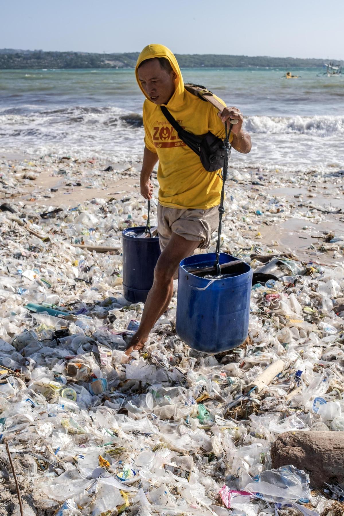 La basura se acumula en las playas de Bali tras la temporada de lluvias por la falta de gestión de residuos