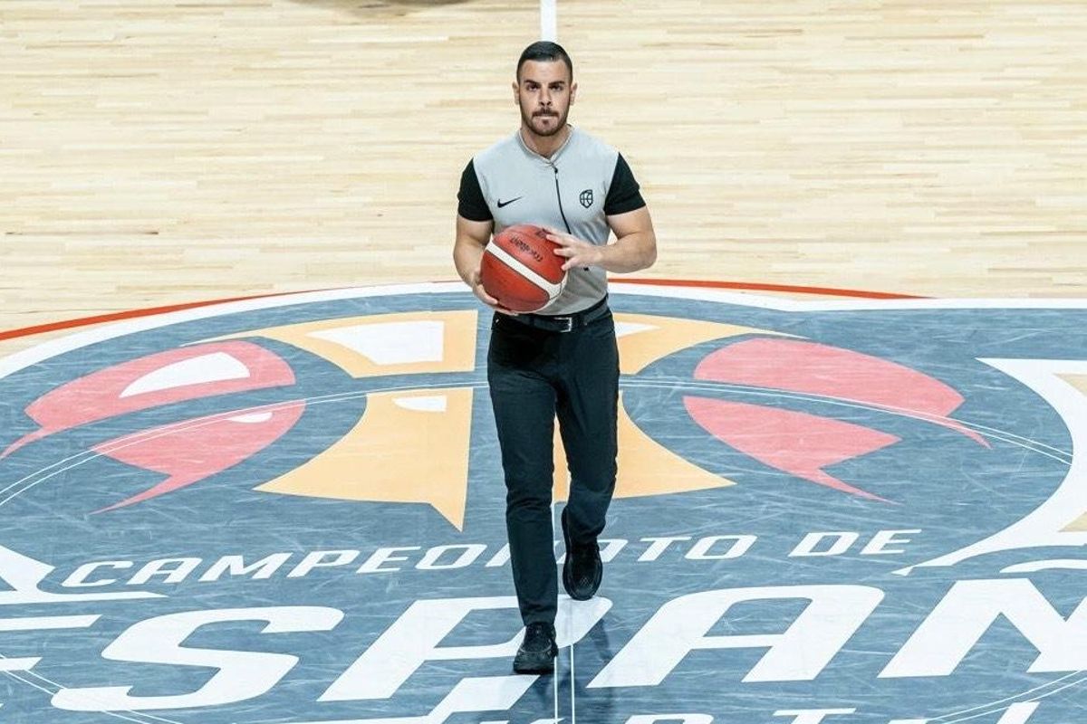 Miguel Hurtado durante uno de sus ejercicios como árbitro de baloncesto.