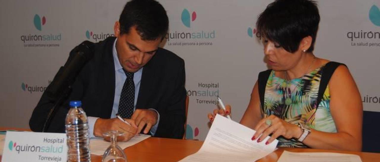 Momento de la firma del acuerdo entre Hospital Quirónsalud Torrevieja y Asivega.