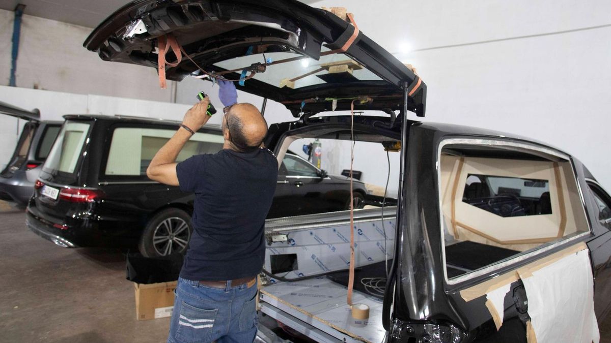 Así es el taller de l'Alcúdia de Crespins que transforma coches Tesla en Vehículos fúnebres