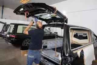 Así es el taller de l'Alcúdia de Crespins que transforma coches Tesla en Vehículos fúnebres