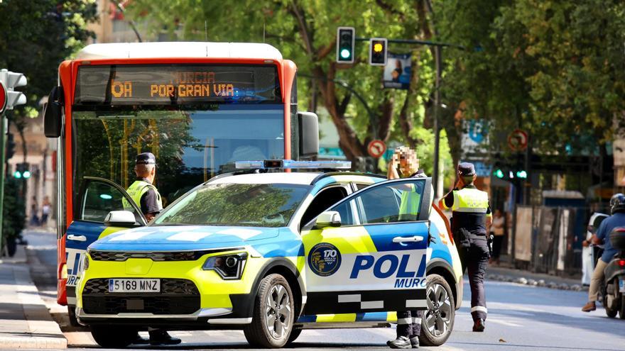 Un autobús golpea a un joven en la Gran Vía de Murcia